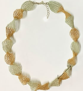 necklace, ketting, verzilverd draad, goudgekleurd draad, Danarts, ISK wire techniek, zilver slotje