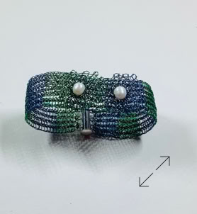 groen en blauw koperdraad, Daniëlle Broekhuuizen-Mazzola, armband, bracelet, ISK techniek, 2 zoetwater parels