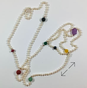 lange parelketting, hand geknoopt, Daniarts, 1robijn, 1 saffier, 1 smaragd, 1 gele topaz, 1 onyx, 1 aventurijn, 1 amethyst, gold fild kraaltjes 